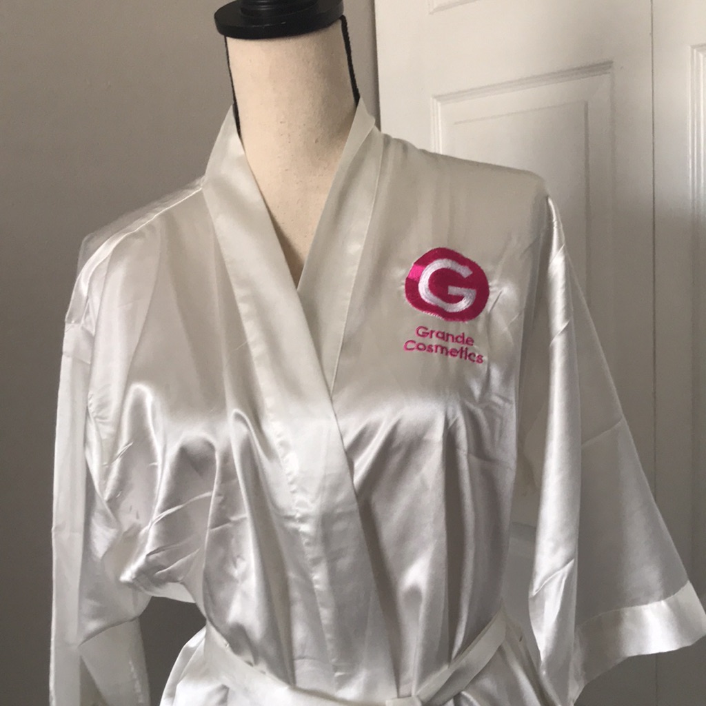 3x20 Grande Cosmetics Women Embroidered Satin Robe | Os — image 2 of 8
